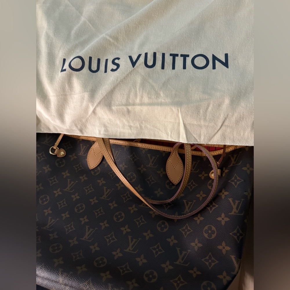 Louis Vuitton Monogram Tote MM LV logo